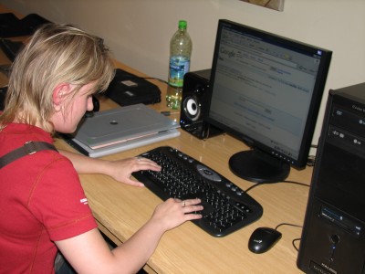 Nevidomá uživatelka pracuje s počítačem
