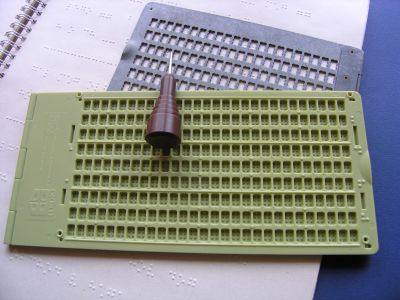 Tabulka pro zápis Braillova písma a bodátko