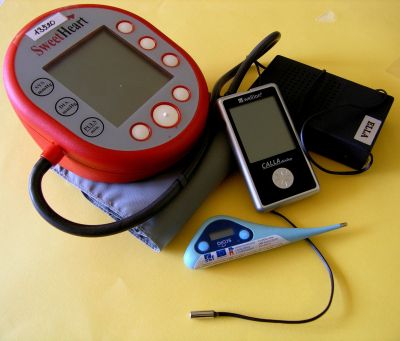Měřič krevního tlaku, glukometr, teploměr, osobní váha